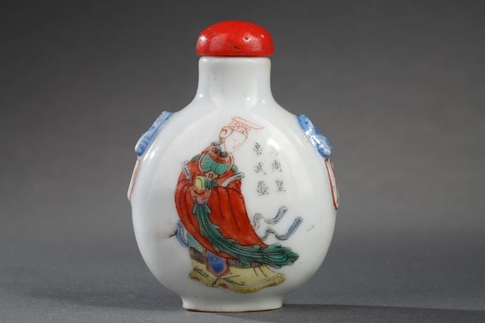 Snuff bottle porcelain enamelled in polychrom  decorated with on a side Imperatrice of the Tang dynasty  &quot;  Wu Ze Tian &quot;  and other face with secretary general of the palace &quot;Gong Liang &quot;Imperial kilns of Jingdezhen | MasterArt
